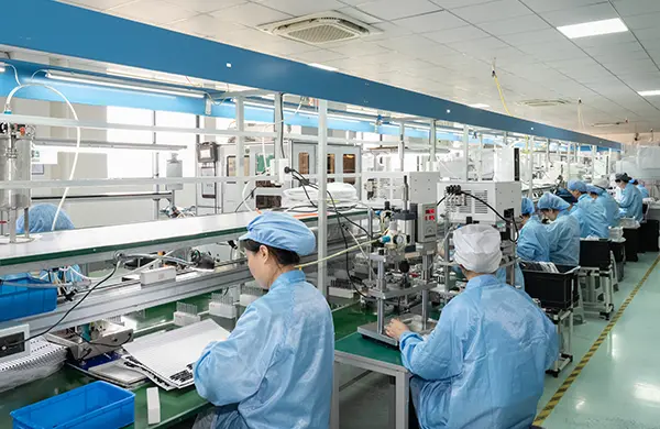Operaciones de la línea de ensamblaje de maquillaje de belleza chino